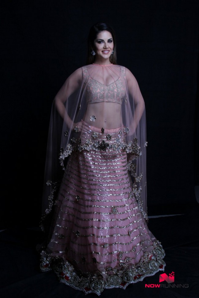 Indian-Bollywood Model-Actress Sunny Leone Wear Fashion Designer Archana Kocchar Dress Photoshoot-9